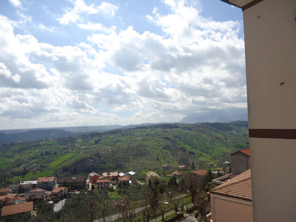 La región de Abruzzo se divide en las siguientes provincias, L’Aquila, Chieti, Pescara y Teramo.