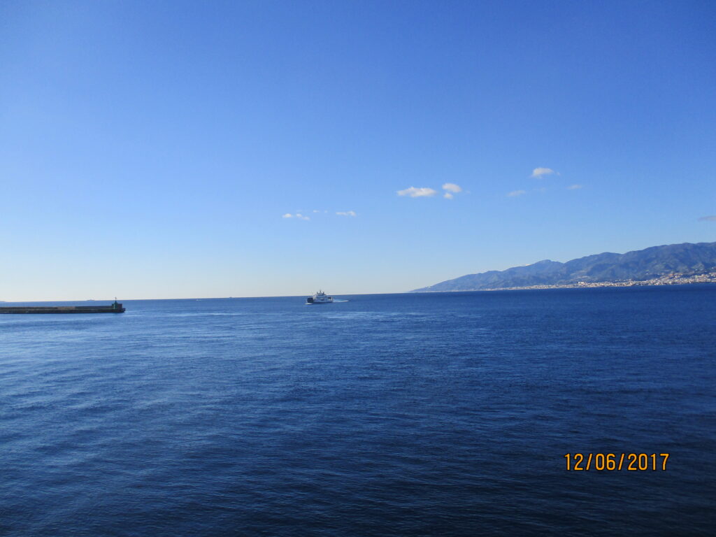 La región de Campania está formada por las provincias de Caserta, Benevento, Napoli, Avellino, y Salerno.